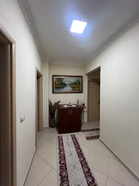 Tirane, jepet me qera apartament 2+1+Ballkon Kati 3, 100 m² 700 € (Fresku)