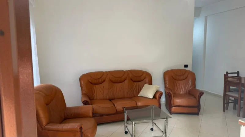 Tirane, jepet me qera apartament 1+1+Ballkon Kati 1, 75 m² 350 € (Stacioni i Trenit)