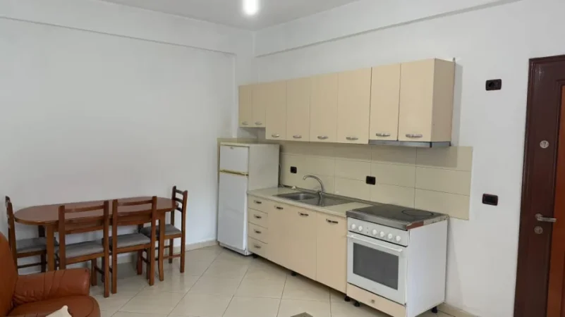 Tirane, jepet me qera apartament 1+1+Ballkon Kati 1, 75 m² 350 € (Stacioni i Trenit)