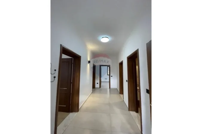 Tirane, jepet me qera zyre , 98 m² 1.000 € 