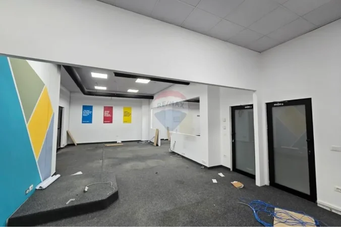 Shqiperi, jepet me qera zyre , 240 m² 3.000 € 