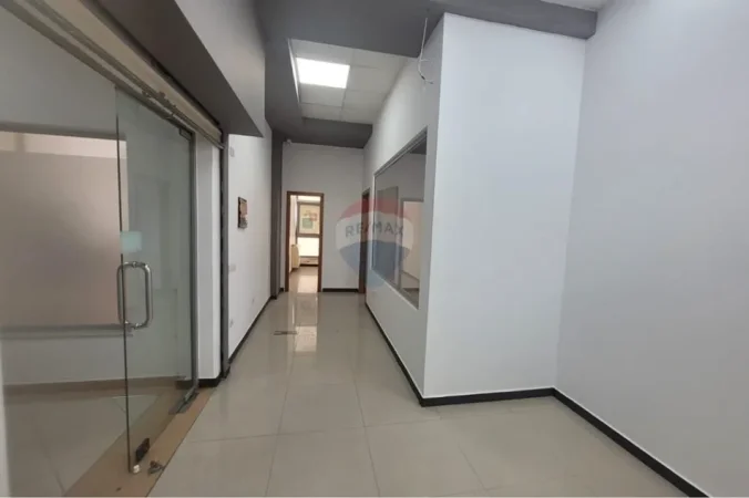 Tirane, jepet me qera zyre , 140 m² 1.000 € 