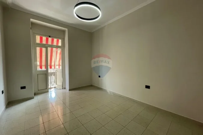 Tirane, jepet me qera zyre , 64 m² 625 € 