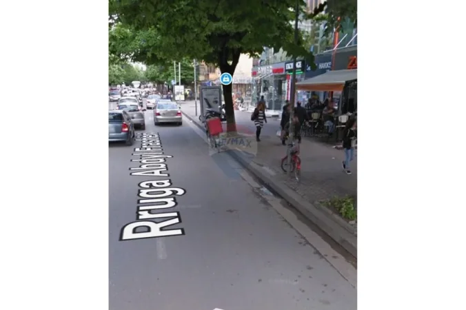 Tirane, jepet me qera dyqan , 222 m² 7.000 € 