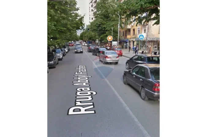 Tirane, jepet me qera dyqan , 222 m² 7.000 € 