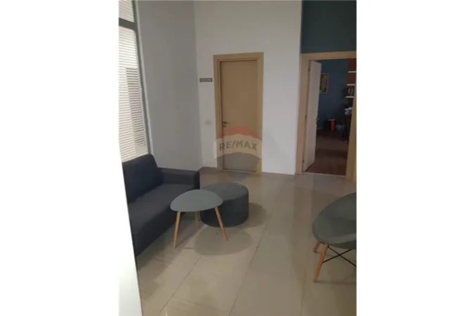 Tirane, jepet me qera zyre , 530 m² 5.800 € 