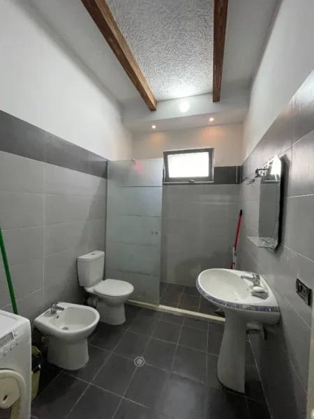 Tirane, jepet me qera apartament 2+1 Kati 2, 78 m² 45.000 € (Sauk)