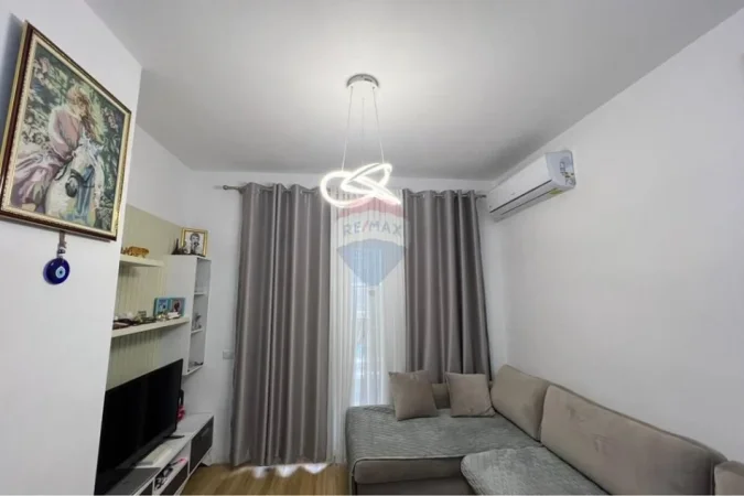 Tirane, jepet me qera apartament 1+1 , 65 m² 600 € (Fusha Aviacionit)