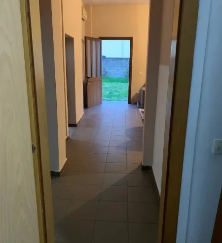Tirane, jepet me qera shtepi 2+1 Kati 1, 80 m² 320 € (Selite)