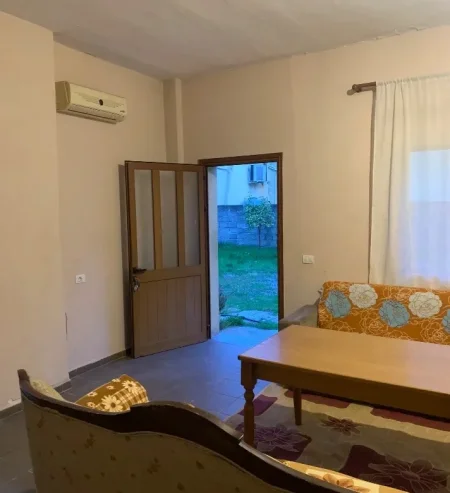 Tirane, jepet me qera shtepi 2+1 Kati 1, 80 m² 320 € (Selite)