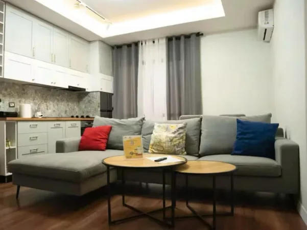 Tirane, jepet me qera apartament 2+1 , 900 € 