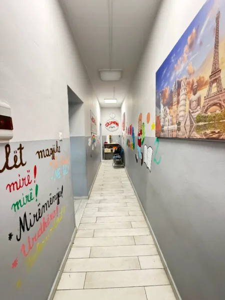 Tirane, jepet me qera ambjent biznesi Kati 3, 100 m² 850 € - zona Bllokut, Rr. Sami Frasheri, tek LSI-se, perballe CONAD