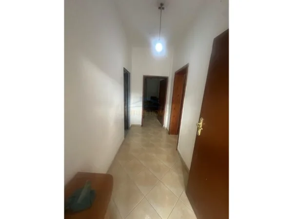 Tirane, jepet me qera apartament 2+1+Aneks+Ballkon Kati 1, 120 m² 420 € (Allias)