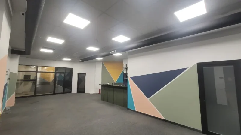 Tirane, jepet me qera zyre Kati 1, 192 m² 2.100 € (FARMACIA 10)