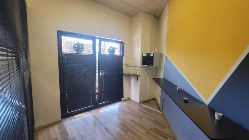 Tirane, jepet me qera zyre Kati 1, 192 m² 2.100 € (FARMACIA 10)