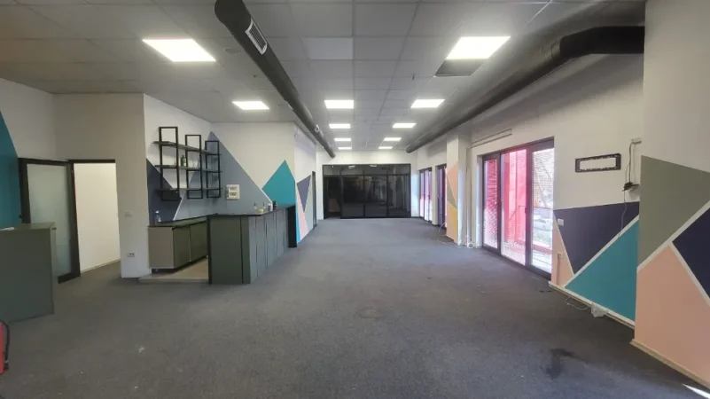 Tirane, jepet me qera zyre Kati 1, 192 m² 2.100 € (FARMACIA 10)