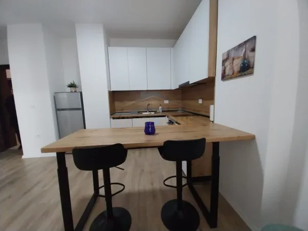 Tirane, jepet me qera apartament 1+1+Ballkon Kati 3, 65 m² 600 € (DRITAN HOXHA)