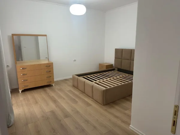 Tirane, jepet me qera apartament 1+1 Kati 4, 