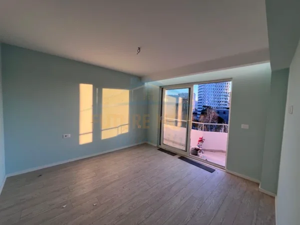Tirane, jepet me qera ambjent biznesi Kati 4, 105 m² 1000 € (Qendër)