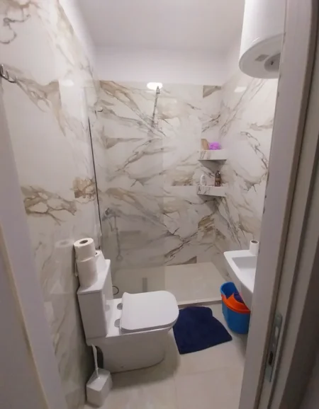 Tirane, jepet me qera apartament 1+1+Aneks+Ballkon Kati 7, 80 m² 500 € (Rruga Rrapo Hekali, në fillim mbas Big Market)