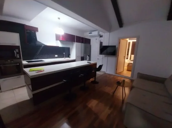 Tirane, jepet me qera apartament 1+1+Aneks+Ballkon Kati 7, 80 m² 500 € (Rruga Rrapo Hekali, në fillim mbas Big Market)