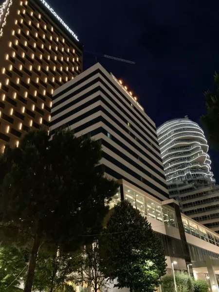 Tirane, jepet me qera dyqan Kati 0, 110 m² 4.000 € (SHESHI SKENDERBEJ)