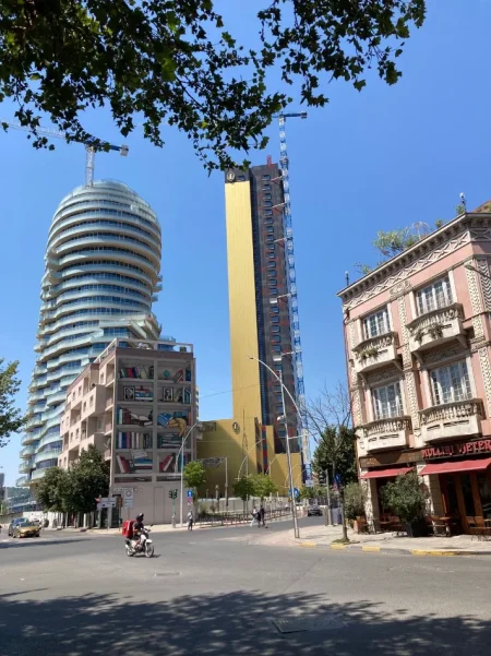 Tirane, jepet me qera dyqan Kati 0, 110 m² 4.000 € (SHESHI SKENDERBEJ)