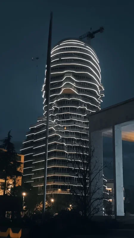 Tirane, jepet me qera dyqan Kati 0, 110 m² 4.000 € (SHESHI SKENDERBEJ)