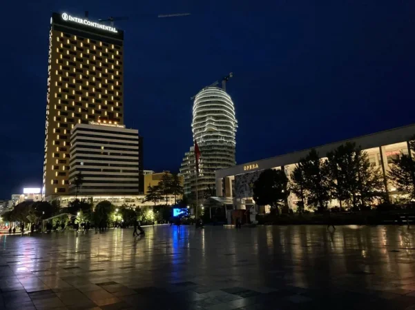 Tirane, jepet me qera dyqan Kati 0, 110 m² 4.000 € (SHESHI SKENDERBEJ)