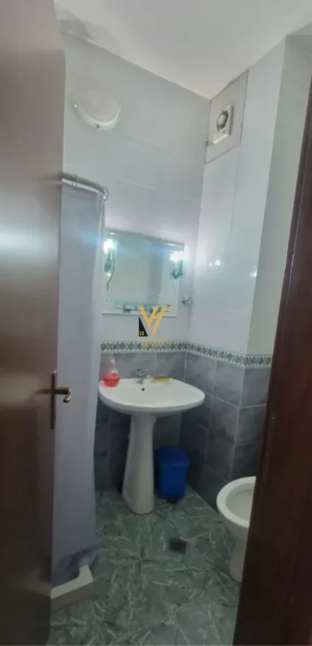 Tirane, jepet me qera apartament 2+1+Ballkon Kati 5, 108 m² 920 € (BLLOK)