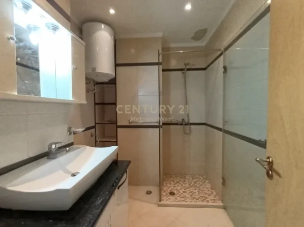 Tirane, jepet me qera apartament 2+1 Kati 7, 80 m² 650 € (RRUGA E ELBASANIT)