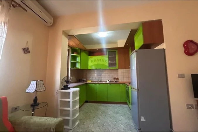 Vlore, jepet me qera apartament 1+1+Ballkon Kati 3, 72 m² 300 € (Rruga Gjergj Kastrioti (Transballkanike), Vlorë)