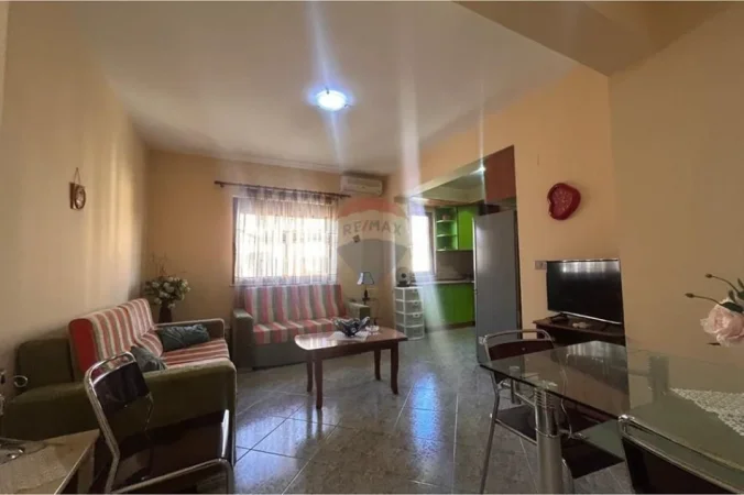 Vlore, jepet me qera apartament 1+1+Ballkon Kati 3, 72 m² 300 € (Rruga Gjergj Kastrioti (Transballkanike), Vlorë)