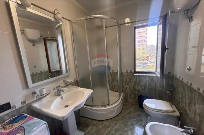 Vlore, jepet me qera apartament 1+1+Ballkon Kati 3, 72 m² 300 € (Rruga Gjergj Kastrioti (Transballkanike), Vlorë)