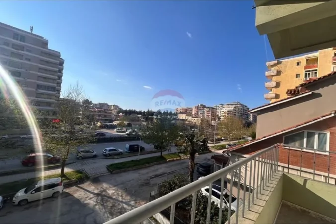 Vlore, jepet me qera apartament 1+1+Ballkon Kati 3, 72 m² 300 € (Rruga Gjergj Kastrioti (Transballkanike), Vlorë)