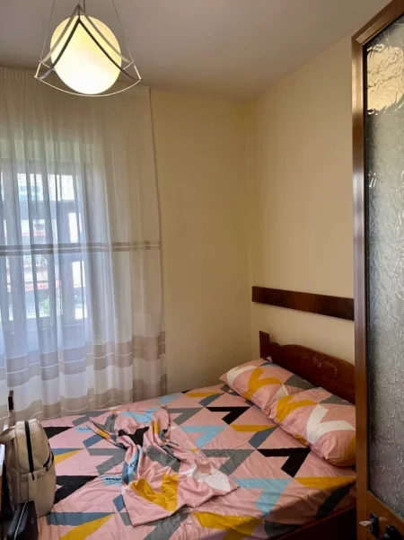 Tirane, jepet me qera apartament 1+1+Aneks+Ballkon Kati 2, 50 m² 550 € (Milto Tutulani te Juridiku)