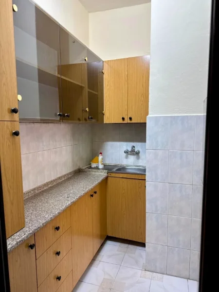 Tirane, jepet me qera apartament 1+1+Aneks+Ballkon Kati 2, 50 m² 550 € (Milto Tutulani te Juridiku)