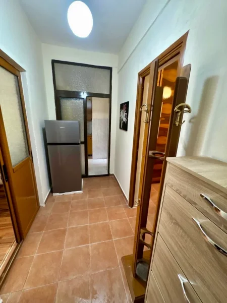 Tirane, jepet me qera apartament 1+1+Aneks+Ballkon Kati 2, 50 m² 550 € (Milto Tutulani te Juridiku)