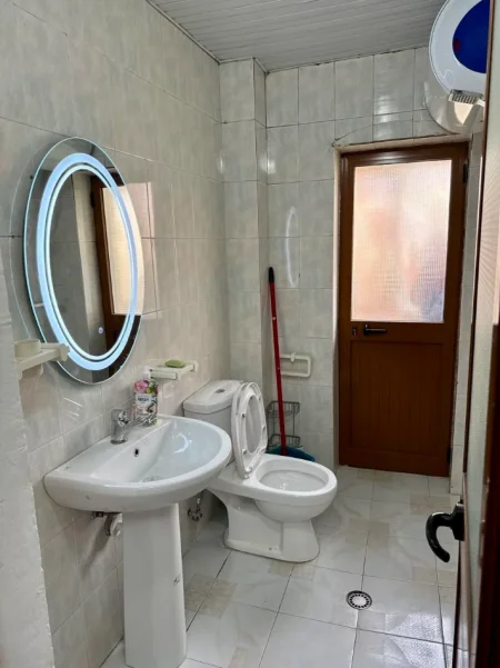 Tirane, jepet me qera apartament 1+1+Aneks+Ballkon Kati 2, 50 m² 550 € (Milto Tutulani te Juridiku)