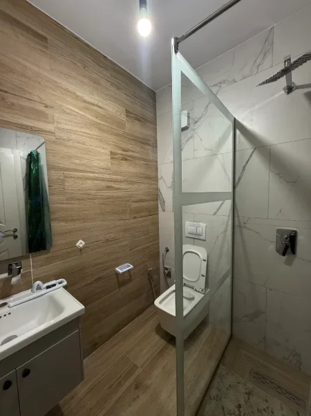 Tirane, jepet me qera apartament 3+1+Ballkon Kati 5, 103 m² 400 € (Fresku)