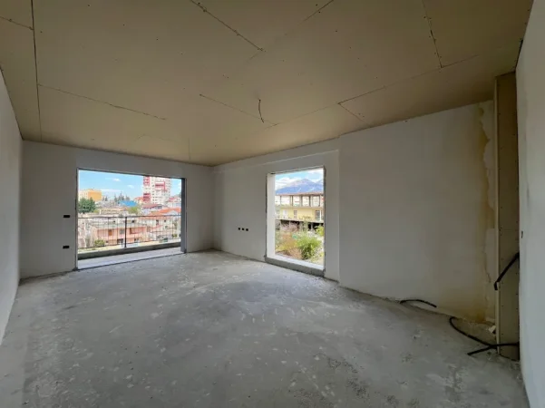 Tirane, shes apartament 2+1+Ballkon Kati 4, 105 m² 155.000 € (Rrethi i TV Klan)