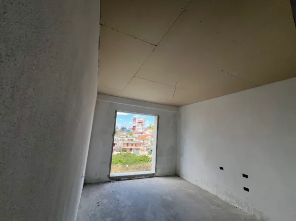 Tirane, shes apartament 2+1+Ballkon Kati 4, 105 m² 155.000 € (Rrethi i TV Klan)