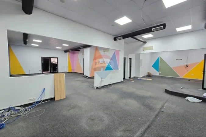 Tirane, jepet me qera ambjent biznesi , 240 m² 3.000 € (Farmacia 10)