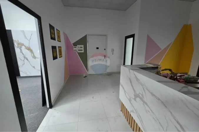 Tirane, jepet me qera ambjent biznesi , 240 m² 3.000 € (Farmacia 10)