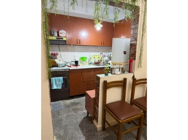 Tirane, jepet me qera apartament 1+1+Ballkon Kati 1, 56 m² 300 € (Ish parku i Autobuzave)