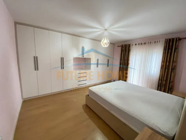 Tirane, jepet me qera apartament 1+1+Ballkon Kati 1, 61 m² 820 € (Komuna e Parisit)