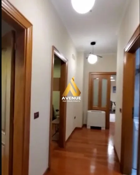 Tirane, jepet me qera apartament 3+1 Kati 4, 164 m² 1.500 € (Rruga e kosovarve)