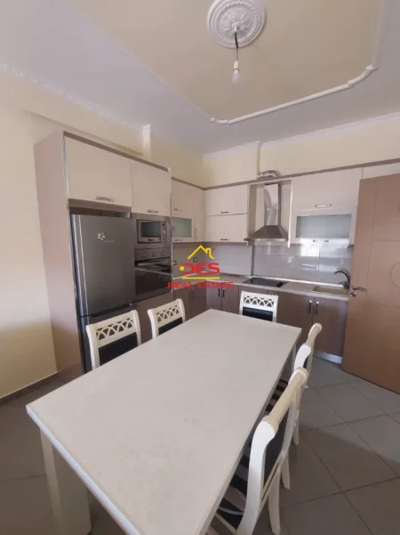 Vlore, jepet me qera apartament 1+1+Ballkon Kati 7, 70 m² 300 € (Rruga Hajredin Haxhiraj)