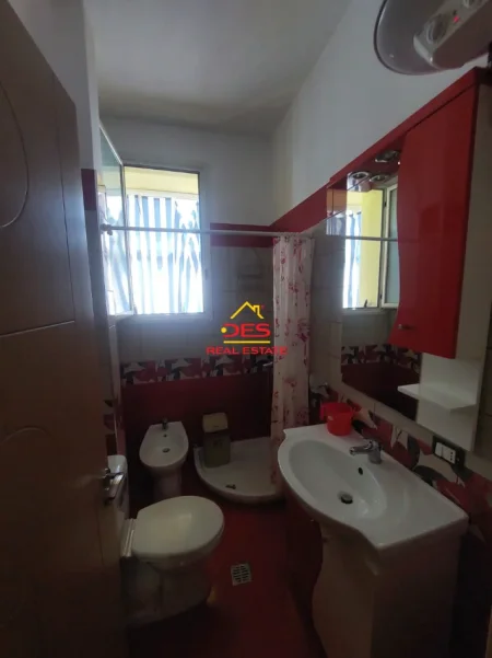 Vlore, jepet me qera apartament 1+1+Ballkon Kati 7, 70 m² 300 € (Rruga Hajredin Haxhiraj)