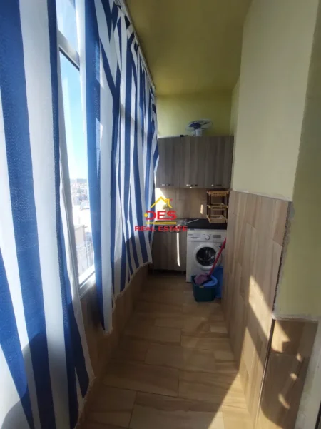 Vlore, jepet me qera apartament 1+1+Ballkon Kati 7, 70 m² 300 € (Rruga Hajredin Haxhiraj)